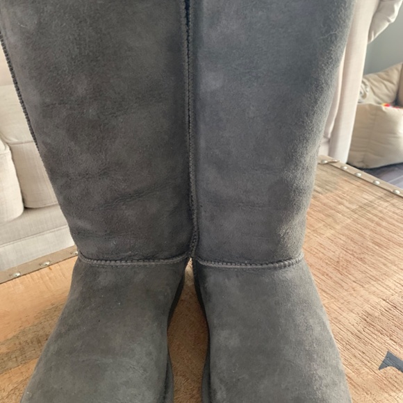 Like New Classic Tall Grey Uggs Women's size 6 - Picture 3 of 6
